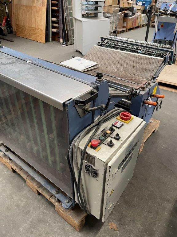 DESTA BAS-FSA 700 - combinable pressing unit with vertical stack delivery from 2006 - Mașină de pliat: Foto 3 DESTA BAS-FSA 700 - combinable pressing unit with vertical stack delivery from 2006 - Mașină de pliat: Foto 3