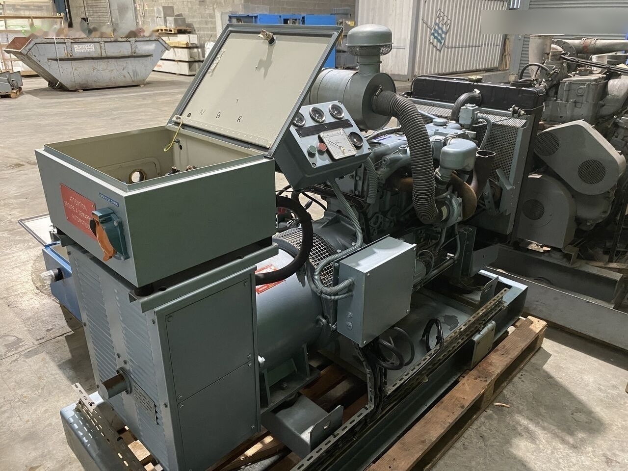 SDMO 70 kVa Perkins diesel - Generator electric: Foto 4 SDMO 70 kVa Perkins diesel - Generator electric: Foto 4