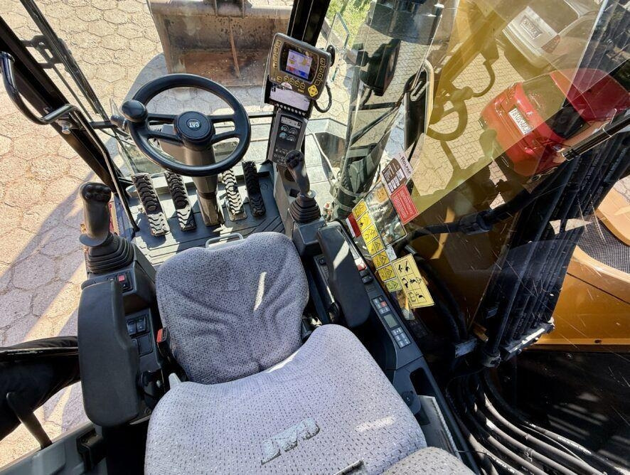 Excavator pe roţi CAT M318F: Foto 10