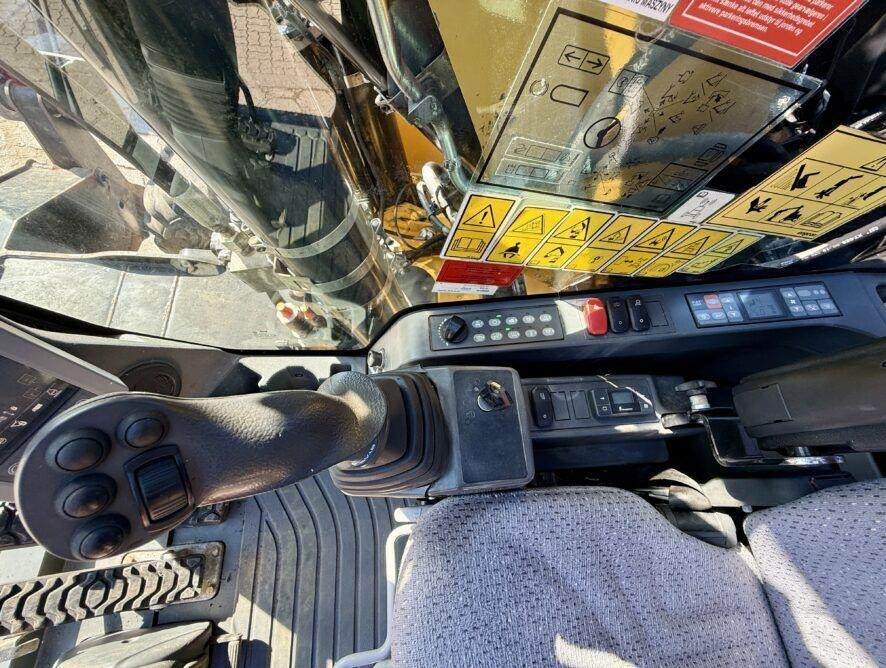 Excavator pe roţi CAT M318F: Foto 11