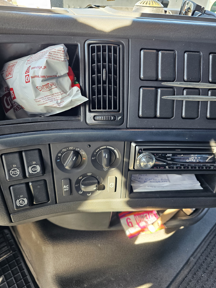 Camion cu prelată VOLVO FH460 ZESTAW TANDEM 120 M3 PRZEJAZDOWY + PRZYCZEPA FIRANKA SAF: Foto 17 Camion cu prelată VOLVO FH460 ZESTAW TANDEM 120 M3 PRZEJAZDOWY + PRZYCZEPA FIRANKA SAF: Foto 17