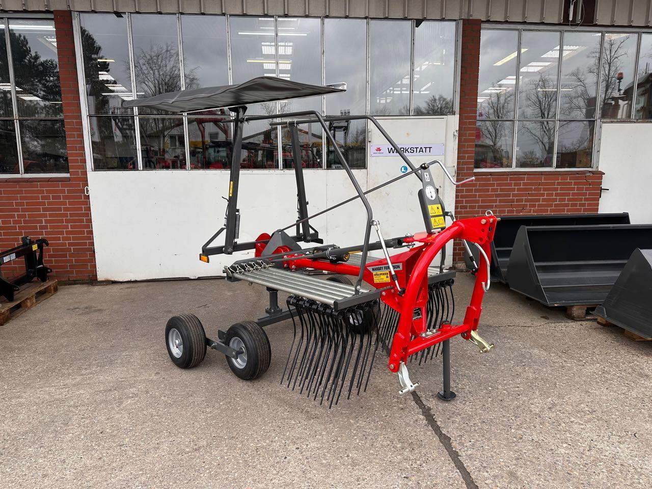 Massey Ferguson 381 DN - Maşină de întors fânul: Foto 3 Massey Ferguson 381 DN - Maşină de întors fânul: Foto 3