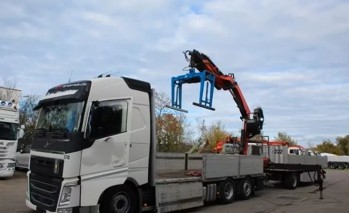 Volvo FH500 6x2 | Platforma z HDS Fassi F215A7 - Sterowanie radiowe | Euro 6 | Automatyczna skrzynia | 390 000 km - Camion platformă, Camion cu macara: Foto 5 Volvo FH500 6x2 | Platforma z HDS Fassi F215A7 - Sterowanie radiowe | Euro 6 | Automatyczna skrzynia | 390 000 km - Camion platformă, Camion cu macara: Foto 5