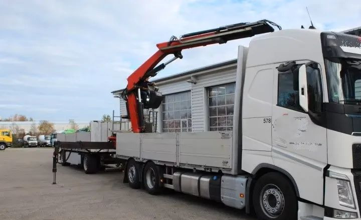 Volvo FH500 6x2 | Platforma z HDS Fassi F215A7 - Sterowanie radiowe | Euro 6 | Automatyczna skrzynia | 390 000 km - Camion platformă, Camion cu macara: Foto 2 Volvo FH500 6x2 | Platforma z HDS Fassi F215A7 - Sterowanie radiowe | Euro 6 | Automatyczna skrzynia | 390 000 km - Camion platformă, Camion cu macara: Foto 2