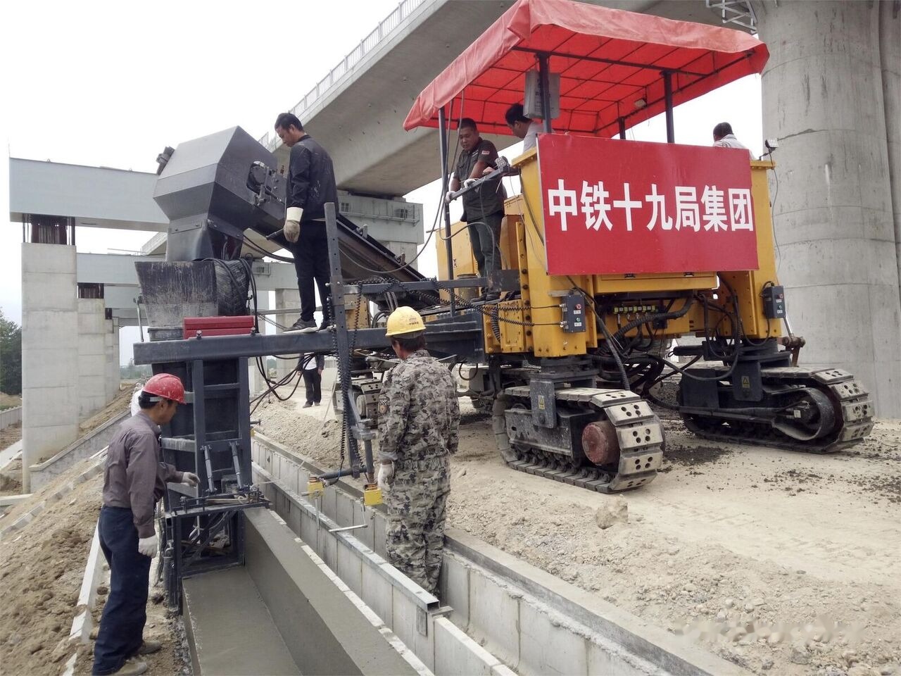 Kinglink MC6500 Concrete Slipform Paver - Finisor pentru beton: Foto 1 Kinglink MC6500 Concrete Slipform Paver - Finisor pentru beton: Foto 1