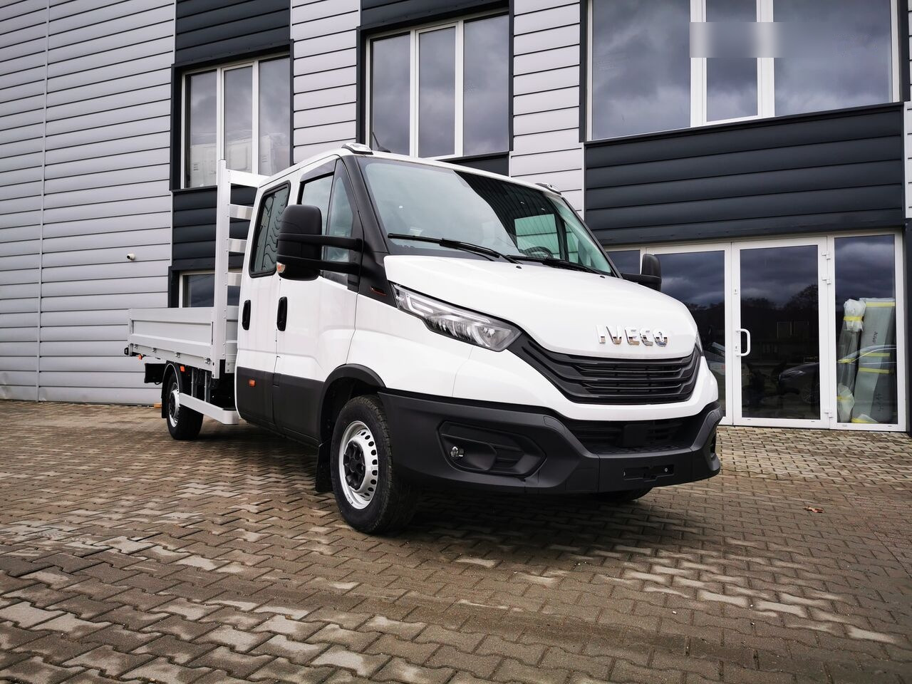 IVECO Daily 180KM r. oś 4100 - Autoutilitară cu platformă: Foto 1 IVECO Daily 180KM r. oś 4100 - Autoutilitară cu platformă: Foto 1