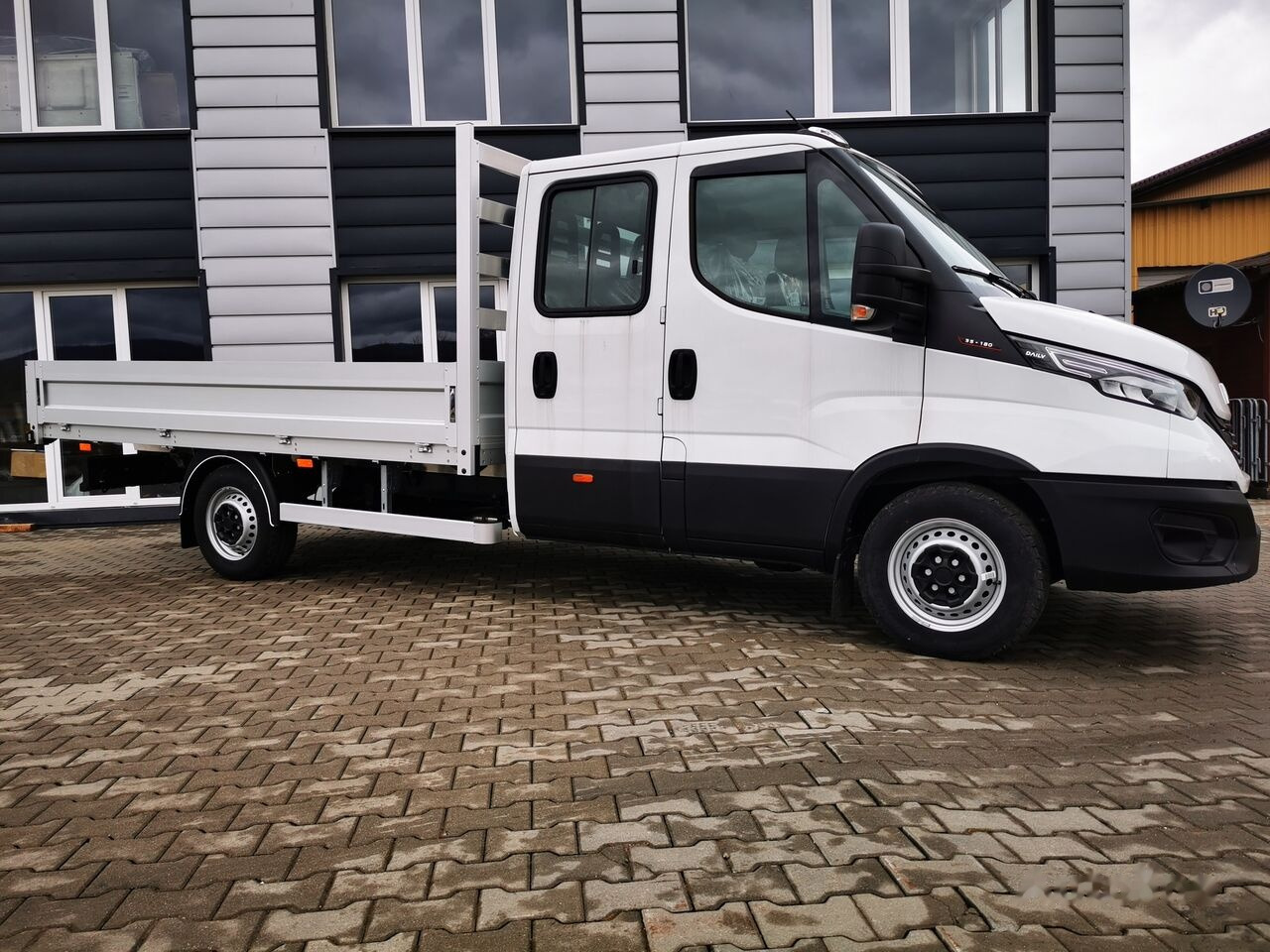 IVECO Daily 180KM r. oś 4100 - Autoutilitară cu platformă: Foto 2 IVECO Daily 180KM r. oś 4100 - Autoutilitară cu platformă: Foto 2