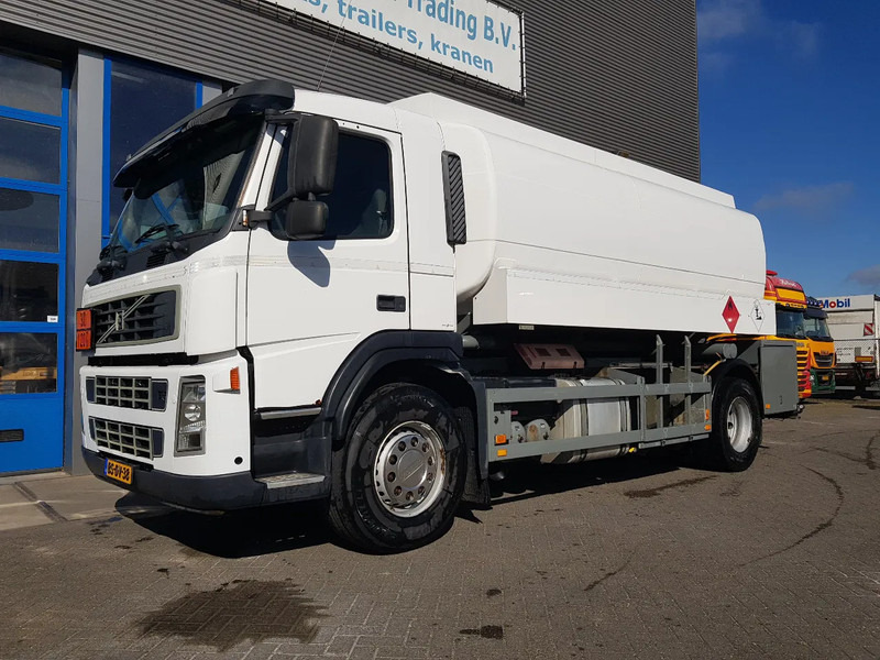 Volvo FM 9.340 Petrol, Diesel 17000 Ltr. 3 Compartementen - Camion cisternă: Foto 2 Volvo FM 9.340 Petrol, Diesel 17000 Ltr. 3 Compartementen - Camion cisternă: Foto 2