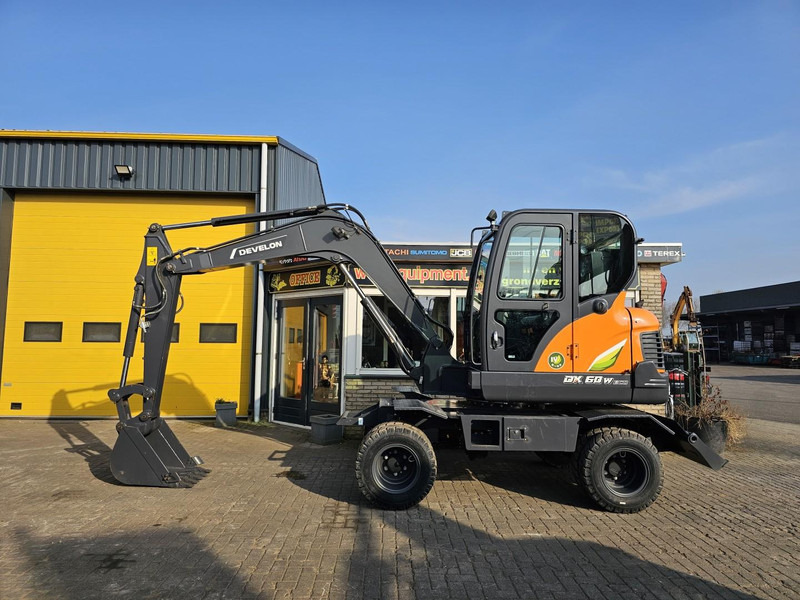 Develon DX60WN ECO-1 - Excavator pe roţi: Foto 1 Develon DX60WN ECO-1 - Excavator pe roţi: Foto 1