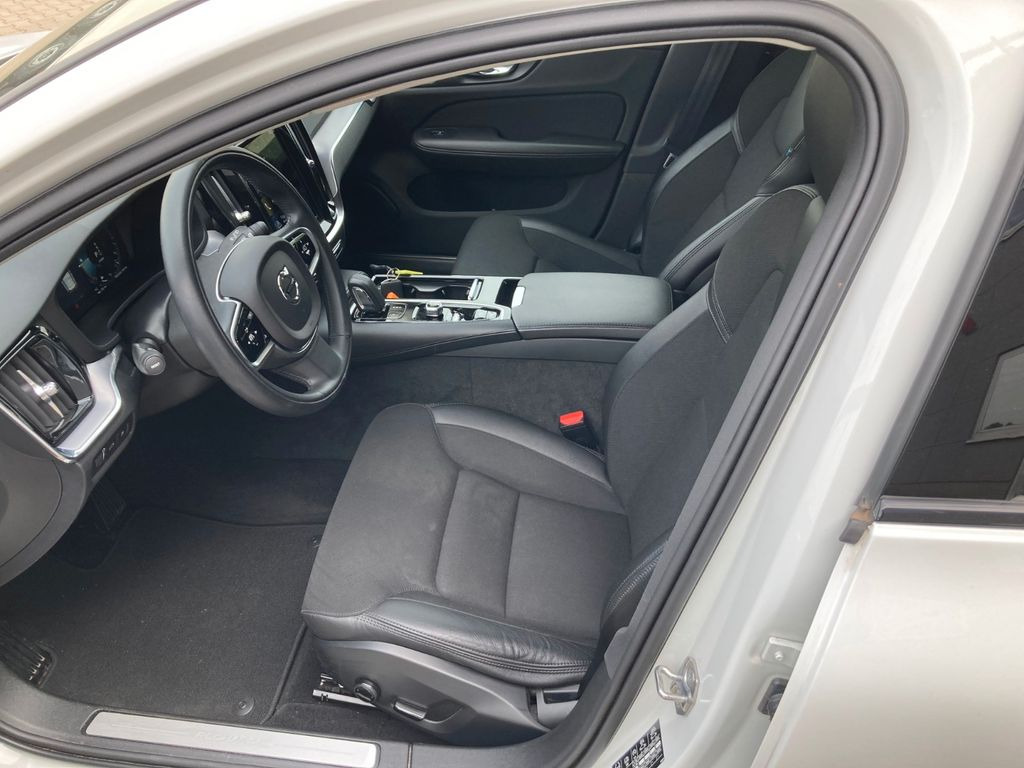 Volvo V60 T6 AWD R-Design Expression Recharge Plug-In Volvo V60 T6 AWD R-Design Expression Recharge Plug-In - Mașină break: Foto 5 Volvo V60 T6 AWD R-Design Expression Recharge Plug-In Volvo V60 T6 AWD R-Design Expression Recharge Plug-In - Mașină break: Foto 5