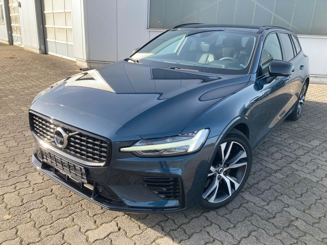 Volvo V60 T8 R Design Recharge Plug-In Hybrid AWD - Mașină break: Foto 1 Volvo V60 T8 R Design Recharge Plug-In Hybrid AWD - Mașină break: Foto 1