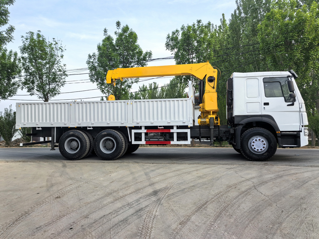 HOWO 371HP CRANE TRUCK - Camion cu macara: Foto 1 HOWO 371HP CRANE TRUCK - Camion cu macara: Foto 1