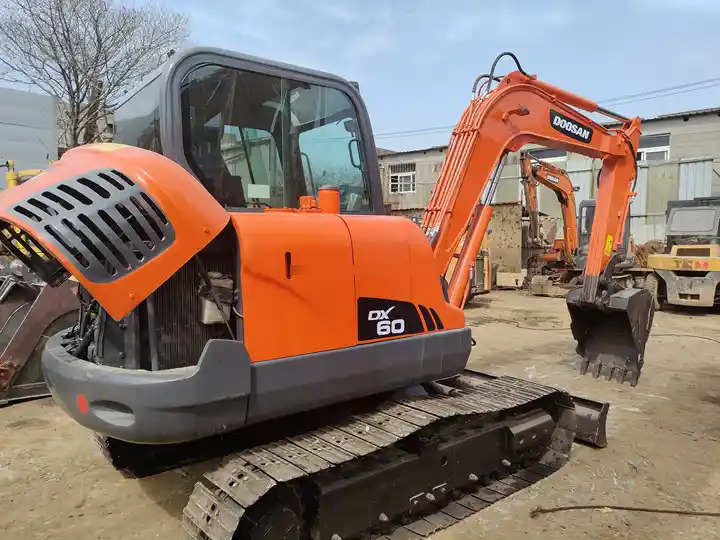 Doosan DX60 Mini Wheel Excavator for Sale Provided Korea Good Construction Original Korea Doosan Engine 6 T,6 Ton in stock - Excavator pe şenile: Foto 3 Doosan DX60 Mini Wheel Excavator for Sale Provided Korea Good Construction Original Korea Doosan Engine 6 T,6 Ton in stock - Excavator pe şenile: Foto 3