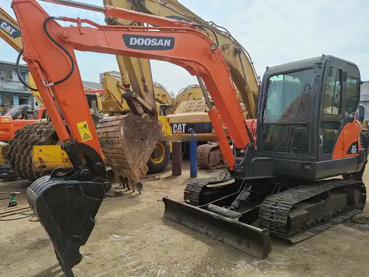 Doosan DX60 Mini Wheel Excavator for Sale Provided Korea Good Construction Original Korea Doosan Engine 6 T,6 Ton in stock - Excavator pe şenile: Foto 2 Doosan DX60 Mini Wheel Excavator for Sale Provided Korea Good Construction Original Korea Doosan Engine 6 T,6 Ton in stock - Excavator pe şenile: Foto 2