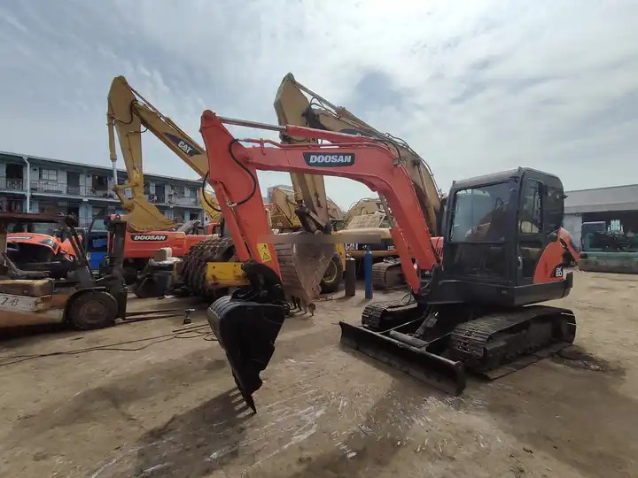 Doosan DX60 Mini Wheel Excavator for Sale Provided Korea Good Construction Original Korea Doosan Engine 6 T,6 Ton in stock - Excavator pe şenile: Foto 4 Doosan DX60 Mini Wheel Excavator for Sale Provided Korea Good Construction Original Korea Doosan Engine 6 T,6 Ton in stock - Excavator pe şenile: Foto 4