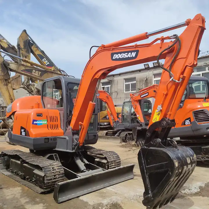 Doosan DX60 Mini Wheel Excavator for Sale Provided Korea Good Construction Original Korea Doosan Engine 6 T,6 Ton in stock - Excavator pe şenile: Foto 1 Doosan DX60 Mini Wheel Excavator for Sale Provided Korea Good Construction Original Korea Doosan Engine 6 T,6 Ton in stock - Excavator pe şenile: Foto 1