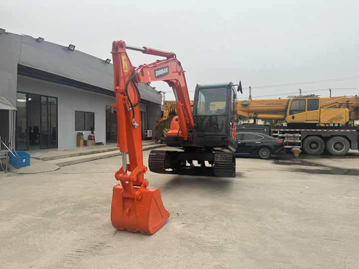 Top Grade in Stock Doosan DX60 Used 6 Ton Hydraulic Crawler Excavator Digger High Quality Factory Price Used 6 Ton - Excavator pe şenile: Foto 5 Top Grade in Stock Doosan DX60 Used 6 Ton Hydraulic Crawler Excavator Digger High Quality Factory Price Used 6 Ton - Excavator pe şenile: Foto 5