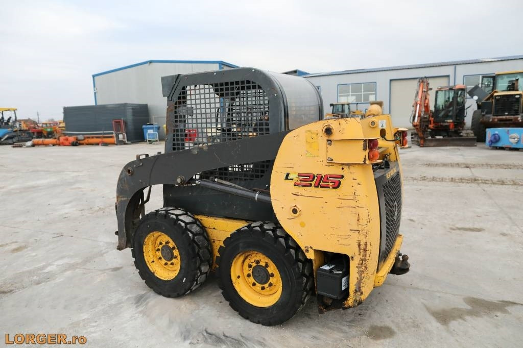 New Holland L 215 - Mini încărcător: Foto 2 New Holland L 215 - Mini încărcător: Foto 2