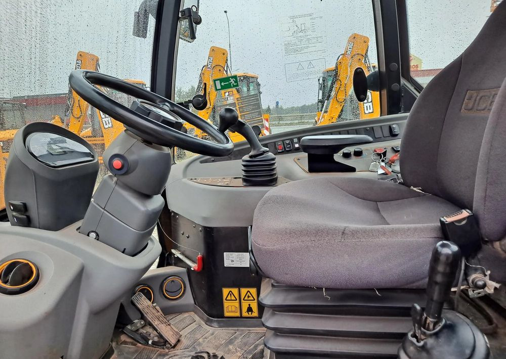 Încărcător frontal pe pneuri JCB 406: Foto 8