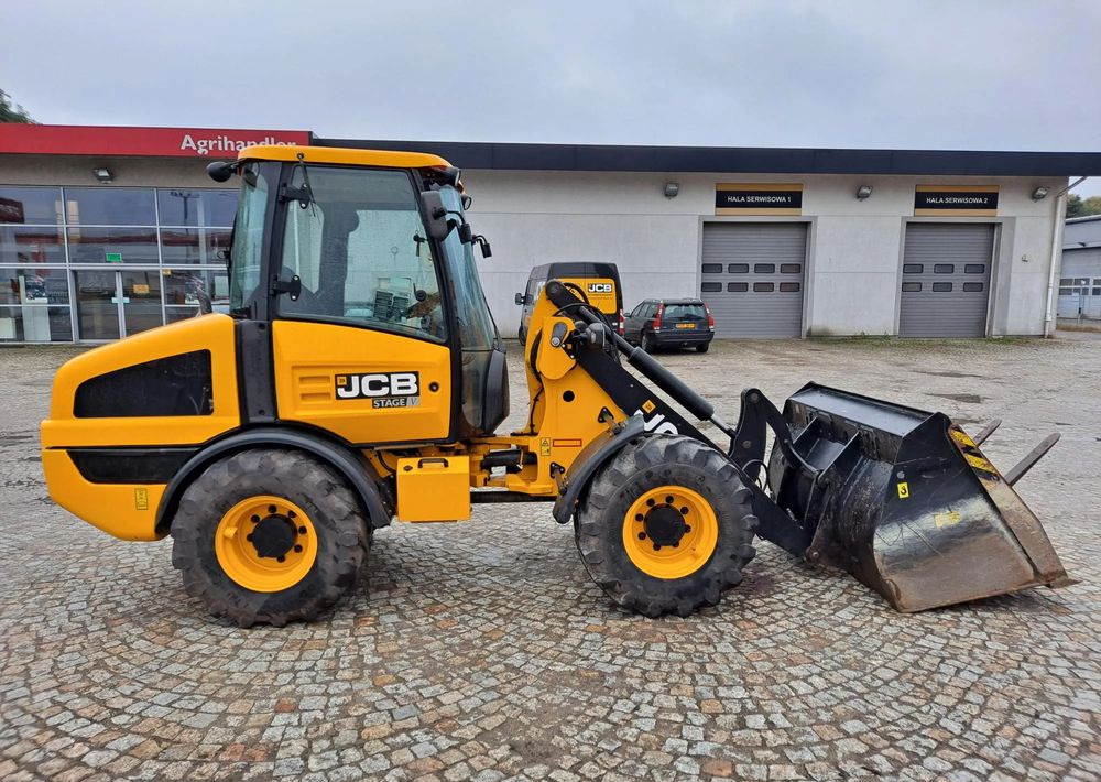 Încărcător frontal pe pneuri JCB 406: Foto 6