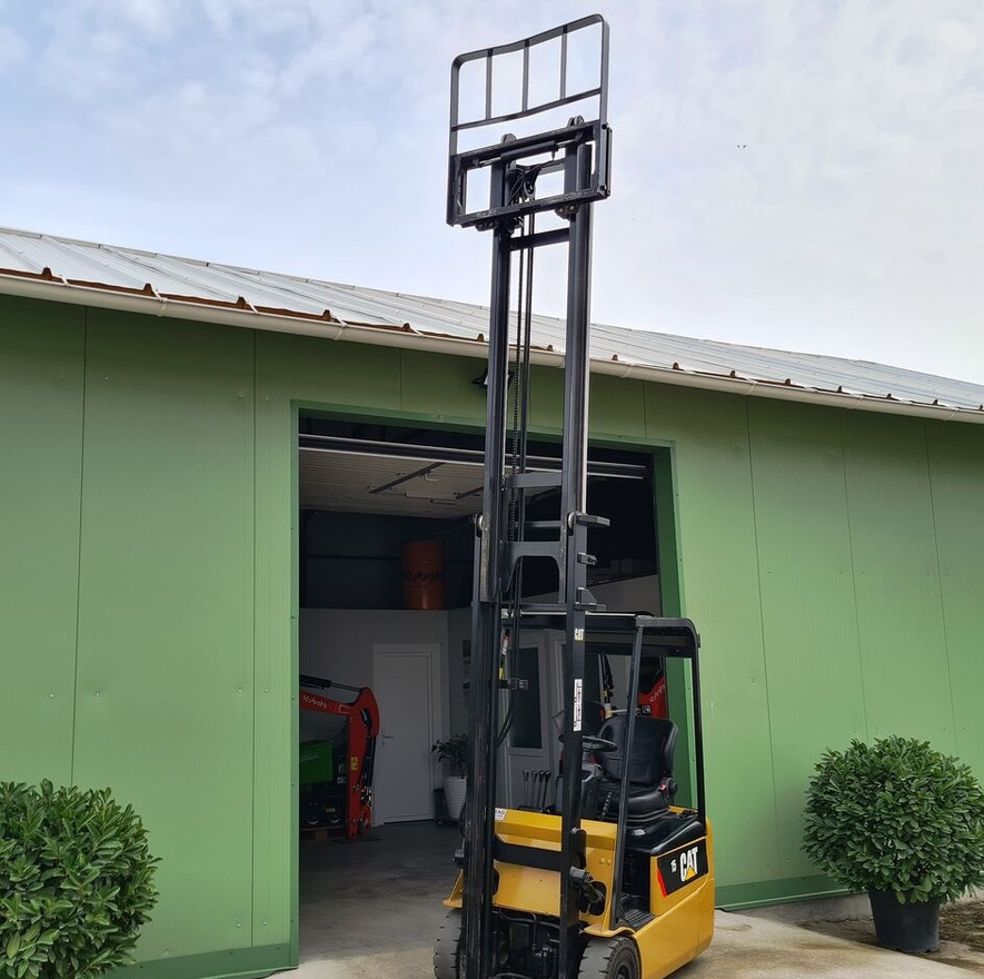 Caterpillar 15 - Motostivuitor: Foto 2 Caterpillar 15 - Motostivuitor: Foto 2