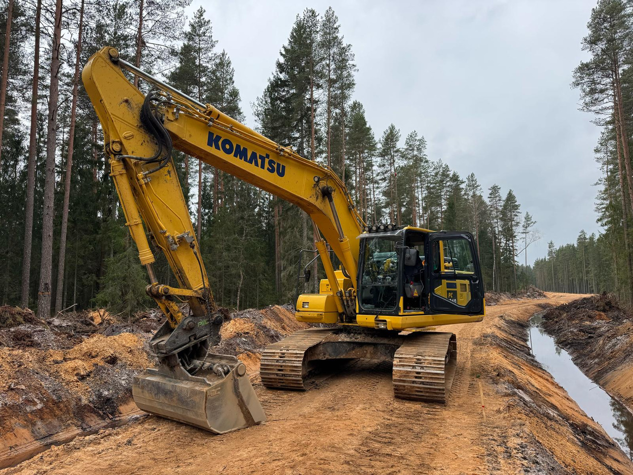 KOMATSU PC210LC-11 - Excavator pe şenile: Foto 1 KOMATSU PC210LC-11 - Excavator pe şenile: Foto 1