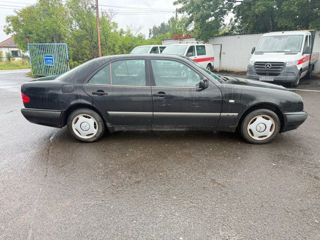 Mercedes-Benz E 200 - Berlină/ Sedan: Foto 5 Mercedes-Benz E 200 - Berlină/ Sedan: Foto 5