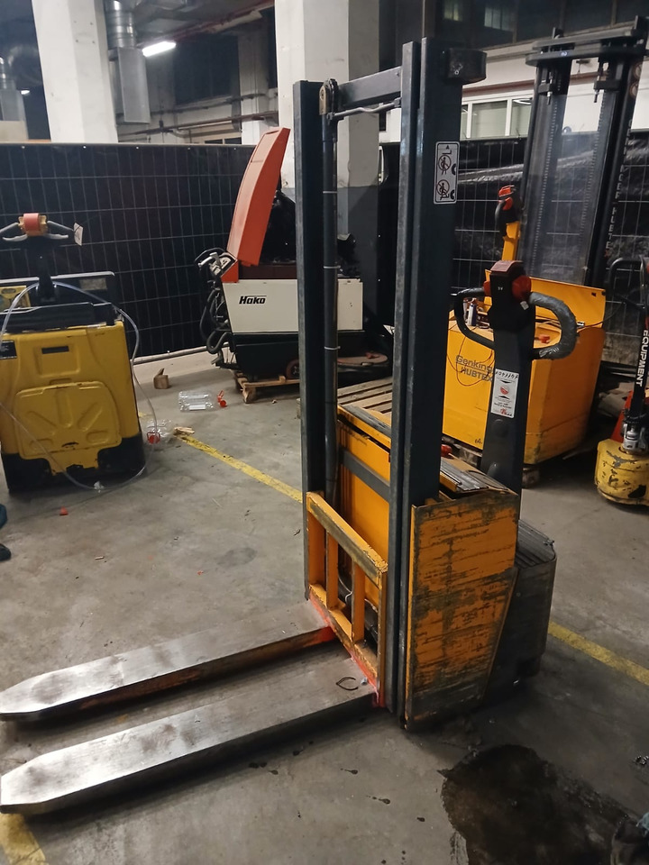 EGV12 - Transpalet la mare înălţime: Foto 1 EGV12 - Transpalet la mare înălţime: Foto 1