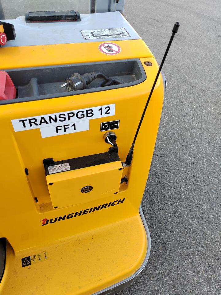 Transpalet la mare înălţime Jungheinrich EJC 112z/ remote control/ acid protect/ initial/ 511h: Foto 18