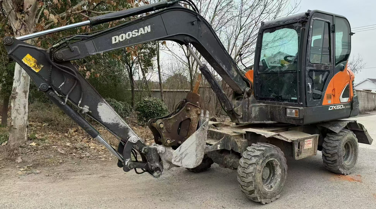 Doosan DX60 - Excavator pe roţi: Foto 1 Doosan DX60 - Excavator pe roţi: Foto 1