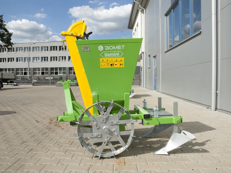 Bomet Kartoffelpflanzmaschine / Potato planter / Planteuse de pomme de terre / Piantapatate / Sadzarka ziemniaków - Maşină de plantat cartofi: Foto 3 Bomet Kartoffelpflanzmaschine / Potato planter / Planteuse de pomme de terre / Piantapatate / Sadzarka ziemniaków - Maşină de plantat cartofi: Foto 3