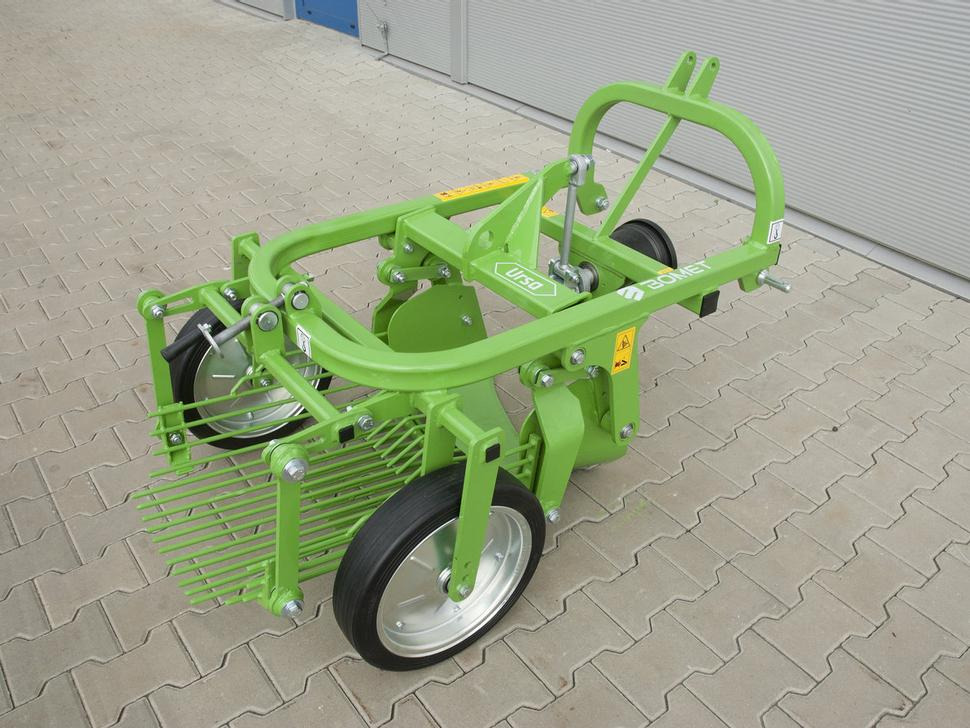 Bomet Schwingsiebroder / Potato digger / Arracheuse de pomme de terre / Scavapatate / Однорядная картофельная копалка / Kopaczka do ziemniaków Ursa Z655/1 - Combină de recoltat cartofi: Foto 2 Bomet Schwingsiebroder / Potato digger / Arracheuse de pomme de terre / Scavapatate / Однорядная картофельная копалка / Kopaczka do ziemniaków Ursa Z655/1 - Combină de recoltat cartofi: Foto 2