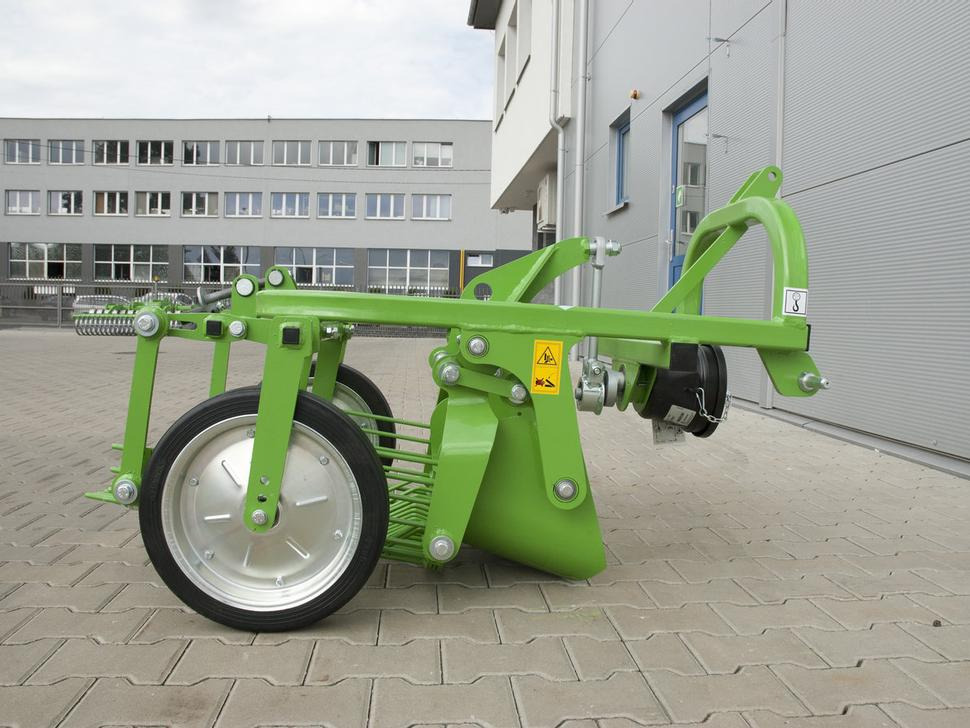 Bomet Schwingsiebroder / Potato digger / Arracheuse de pomme de terre / Scavapatate / Однорядная картофельная копалка / Kopaczka do ziemniaków Ursa Z655/1 - Combină de recoltat cartofi: Foto 5 Bomet Schwingsiebroder / Potato digger / Arracheuse de pomme de terre / Scavapatate / Однорядная картофельная копалка / Kopaczka do ziemniaków Ursa Z655/1 - Combină de recoltat cartofi: Foto 5