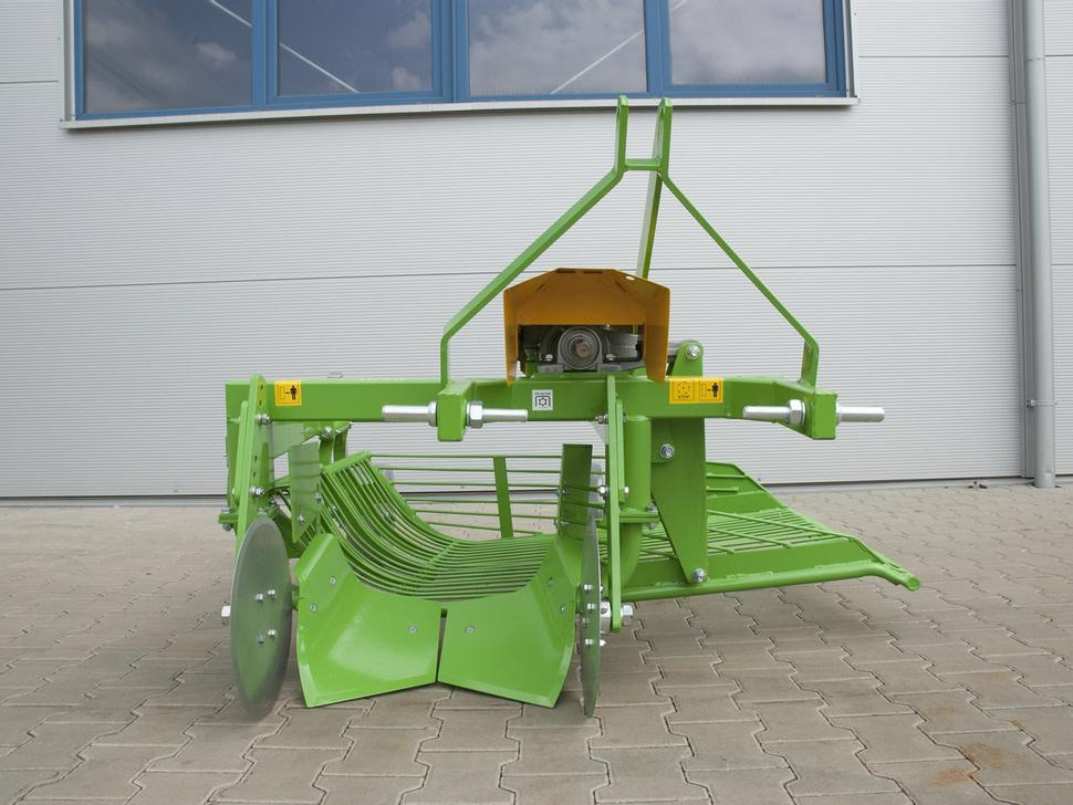 Bomet Siebkettenroder / Potato digger / Arracheuse de pomme de terre / Scavapatate / Однорядная картофельная копалка / Kopaczka do ziemniaków Ursa Z655 - Combină de recoltat cartofi: Foto 1 Bomet Siebkettenroder / Potato digger / Arracheuse de pomme de terre / Scavapatate / Однорядная картофельная копалка / Kopaczka do ziemniaków Ursa Z655 - Combină de recoltat cartofi: Foto 1