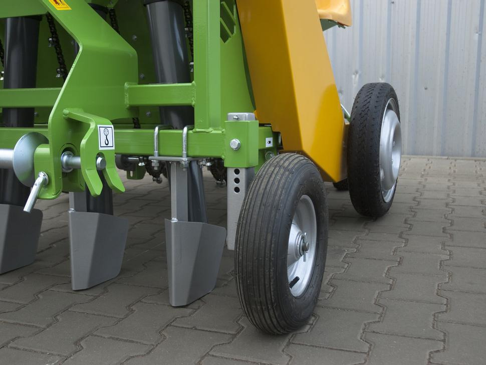 Bomet Zwiebel, Knoblauch Pflanzmaschine / Onion, garlic planter / Planteuse d'oignons et d'ail / Piantatrice per cipolla, aglio / Cebolla, ajo Sembradora / Сажалка для лука, чеснока / Sadzarka do cebuli - Maşină agricole pentru semanat: Foto 4 Bomet Zwiebel, Knoblauch Pflanzmaschine / Onion, garlic planter / Planteuse d'oignons et d'ail / Piantatrice per cipolla, aglio / Cebolla, ajo Sembradora / Сажалка для лука, чеснока / Sadzarka do cebuli - Maşină agricole pentru semanat: Foto 4