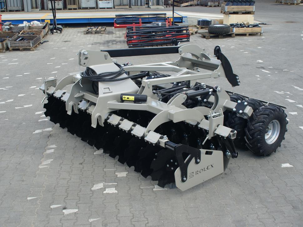 ROLEX Scheibenegge / Disc harrow with hydropack and tire roller / Dechaumeur à disques / Erpice a dischi / Дисковая борона с гидропаком и колёсным катком / Agregat talerzowy uprawowy z hydropackiem i - Grapă cu discuri: Foto 1 ROLEX Scheibenegge / Disc harrow with hydropack and tire roller / Dechaumeur à disques / Erpice a dischi / Дисковая борона с гидропаком и колёсным катком / Agregat talerzowy uprawowy z hydropackiem i - Grapă cu discuri: Foto 1
