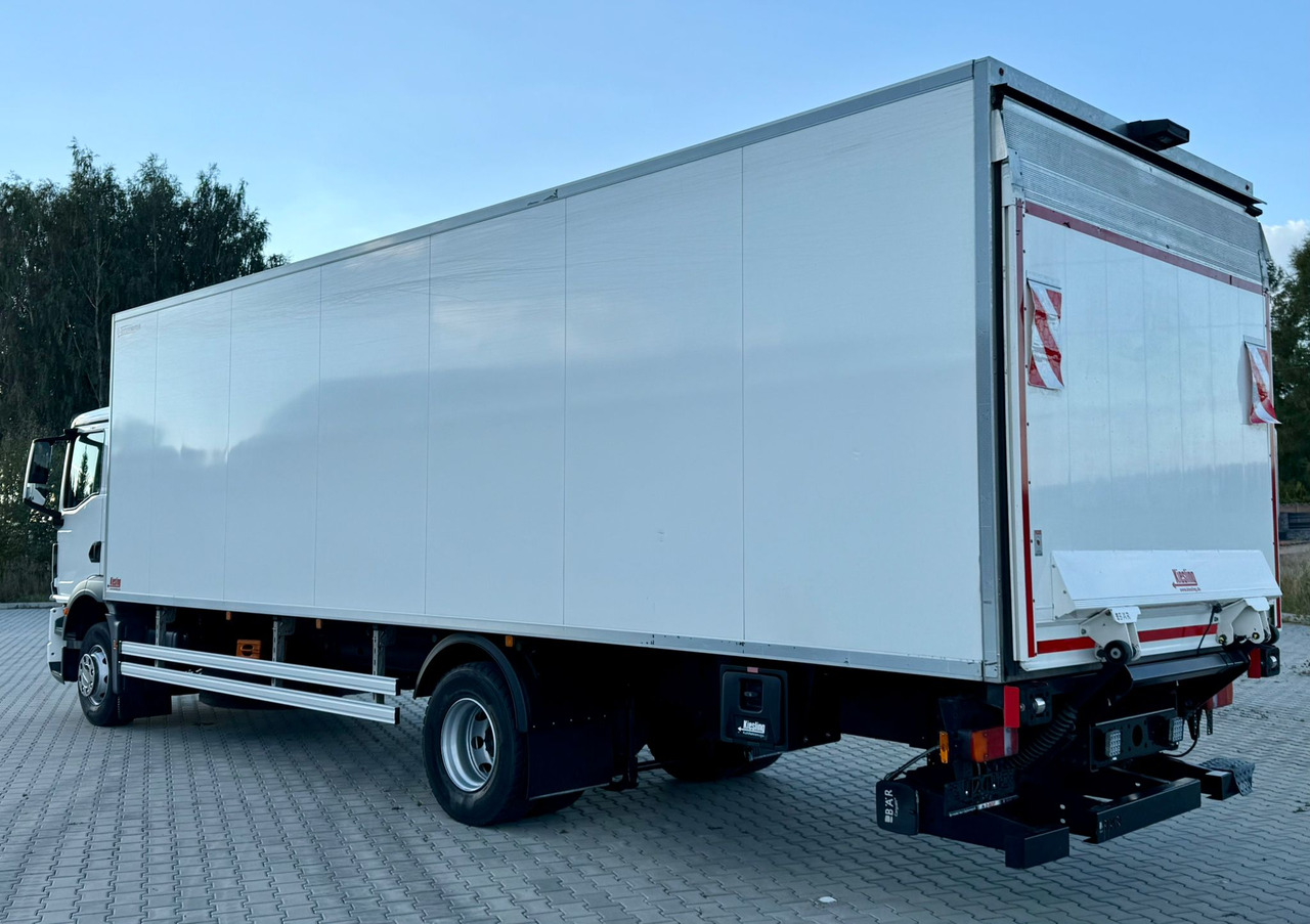 MAN TGM 15.290 / CHŁODNIA / WINDA / 8.3 M DŁUGOŚCI / 20 EUROPALET / THERMO KING / +30/-30 / AUTOMAT / 2021 ROK / SERWISOWANY - Camion frigider: Foto 4 MAN TGM 15.290 / CHŁODNIA / WINDA / 8.3 M DŁUGOŚCI / 20 EUROPALET / THERMO KING / +30/-30 / AUTOMAT / 2021 ROK / SERWISOWANY - Camion frigider: Foto 4