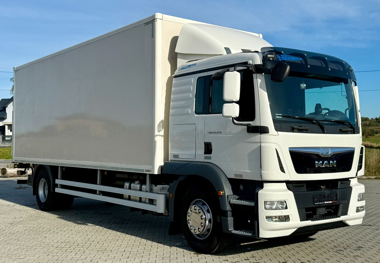 MAN TGM 18.290 / KONTENER / WINDA / 18 PALET / SYPIALKA / AUTOMAT / EURO 6 / 9 260 KG ŁADOWNOŚCI - Camion furgon: Foto 1 MAN TGM 18.290 / KONTENER / WINDA / 18 PALET / SYPIALKA / AUTOMAT / EURO 6 / 9 260 KG ŁADOWNOŚCI - Camion furgon: Foto 1