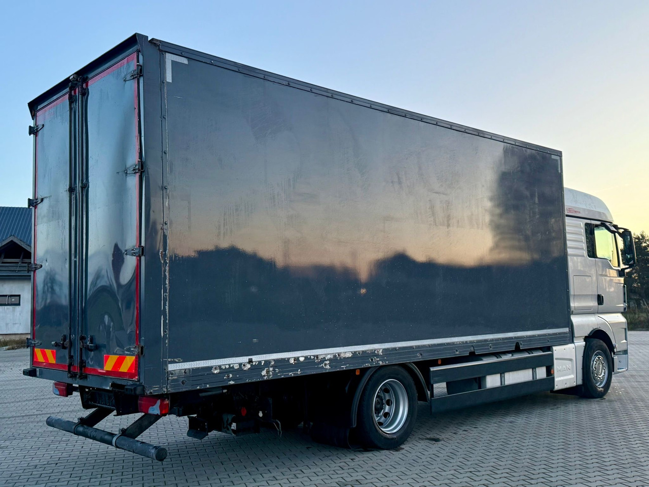 MAN TGX 18.400 / FIRANKA / KONTENER / NISKI PRZEBIEG / EURO 6 / AUTOMAT / SYPIALKA / 2016 ROK - Camion cu prelată: Foto 3 MAN TGX 18.400 / FIRANKA / KONTENER / NISKI PRZEBIEG / EURO 6 / AUTOMAT / SYPIALKA / 2016 ROK - Camion cu prelată: Foto 3