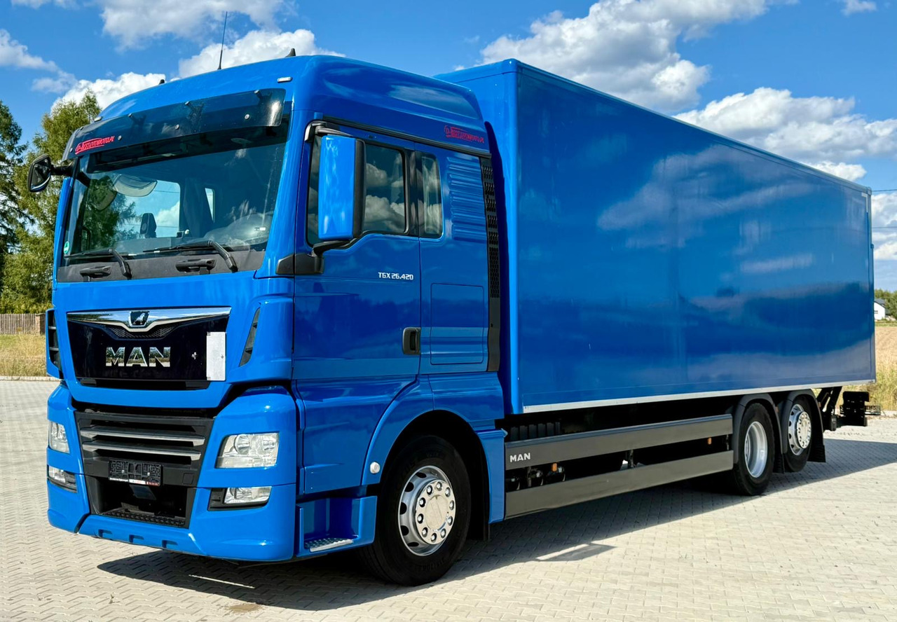MAN TGX 26.420 / KONTENER / WINDA / 8.5 M DŁUGOŚCI / 21 EUROPALET / 6x2 / 3 OŚ PODNOSZONA I SKRĘTNA / ŁADOWNOŚĆ 14 415 KG / 2018 ROK / Z NIEMIEC - Camion furgon: Foto 2 MAN TGX 26.420 / KONTENER / WINDA / 8.5 M DŁUGOŚCI / 21 EUROPALET / 6x2 / 3 OŚ PODNOSZONA I SKRĘTNA / ŁADOWNOŚĆ 14 415 KG / 2018 ROK / Z NIEMIEC - Camion furgon: Foto 2