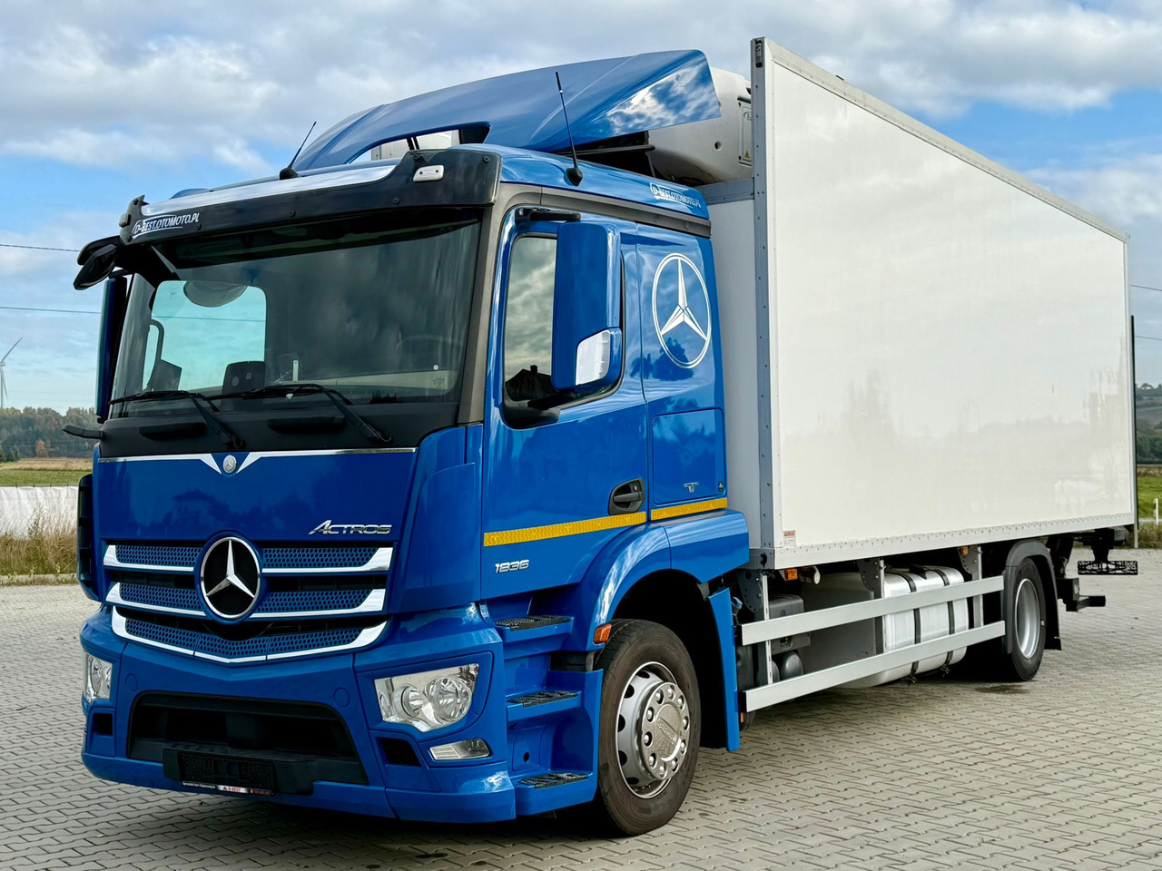 MERCEDES-BENZ ACTROS 1836 / CHŁODNIA / WINDA / 18 PALET / SILNIK 10677 cm3 / CARRIER / SYPIALKA / AUTOMAT / 2018 ROK - Camion frigider: Foto 2 MERCEDES-BENZ ACTROS 1836 / CHŁODNIA / WINDA / 18 PALET / SILNIK 10677 cm3 / CARRIER / SYPIALKA / AUTOMAT / 2018 ROK - Camion frigider: Foto 2