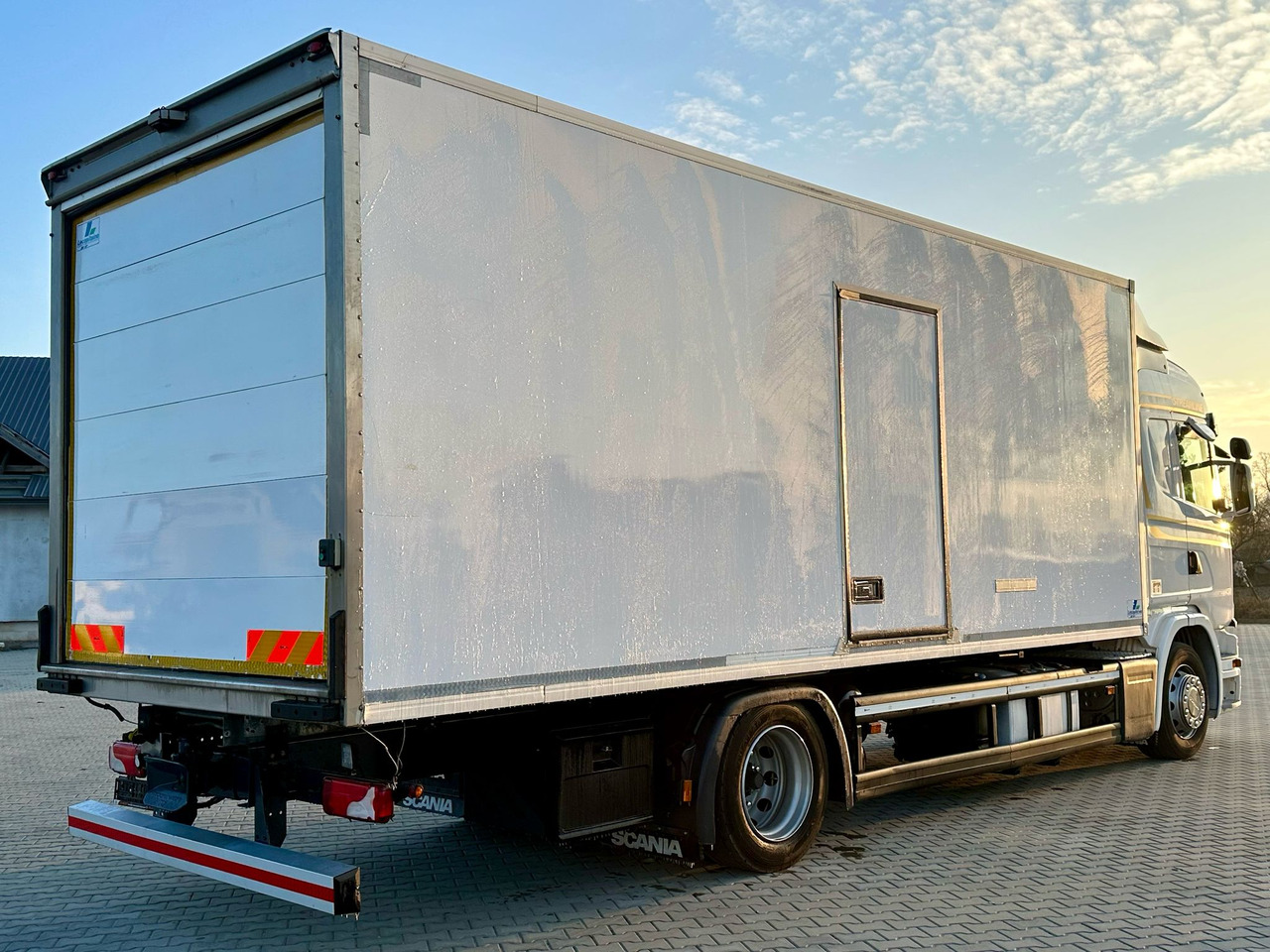 SCANIA G360 / IZOTERMA / 6.8 M DŁUGOŚCI / AUTOMAT / CAŁA NA PODUSZKACH / KLIMA POSTOJOWA / ELEKTRYCZNA ROLETA TYŁ / SYPIALKA - Camion izoterma: Foto 3 SCANIA G360 / IZOTERMA / 6.8 M DŁUGOŚCI / AUTOMAT / CAŁA NA PODUSZKACH / KLIMA POSTOJOWA / ELEKTRYCZNA ROLETA TYŁ / SYPIALKA - Camion izoterma: Foto 3