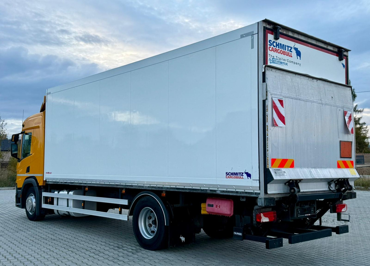 SCANIA P220 / IZOTERMA / WINDA / SCHMITZ / 18 PALET / SILNIK 6 / SYPIALKA / 2019 ROK / NISKI PRZEBIEG - Camion izoterma: Foto 3 SCANIA P220 / IZOTERMA / WINDA / SCHMITZ / 18 PALET / SILNIK 6 / SYPIALKA / 2019 ROK / NISKI PRZEBIEG - Camion izoterma: Foto 3