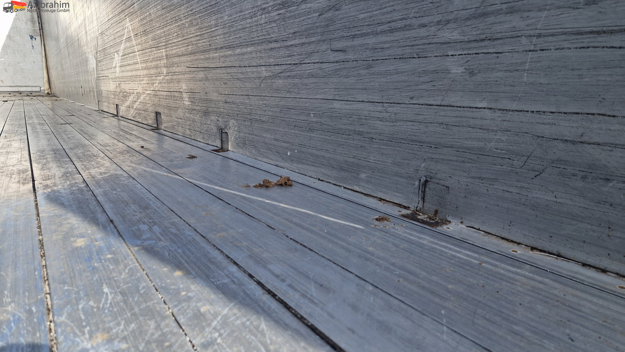 Schmitz SW 24 Schubboden, Liftachse,Ersatzradhalterung Kabelfernbedienung, Trichter - Semiremorcă cu podea culisantă: Foto 3 Schmitz SW 24 Schubboden, Liftachse,Ersatzradhalterung Kabelfernbedienung, Trichter - Semiremorcă cu podea culisantă: Foto 3