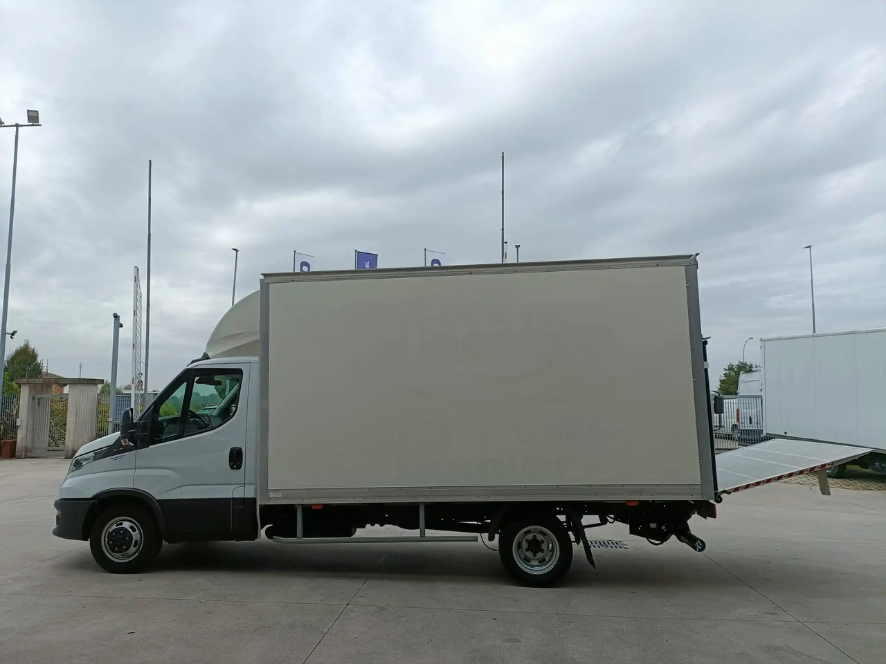 IVECO DAILY 35C16 3.0 CC - Autoutilitară box: Foto 2 IVECO DAILY 35C16 3.0 CC - Autoutilitară box: Foto 2