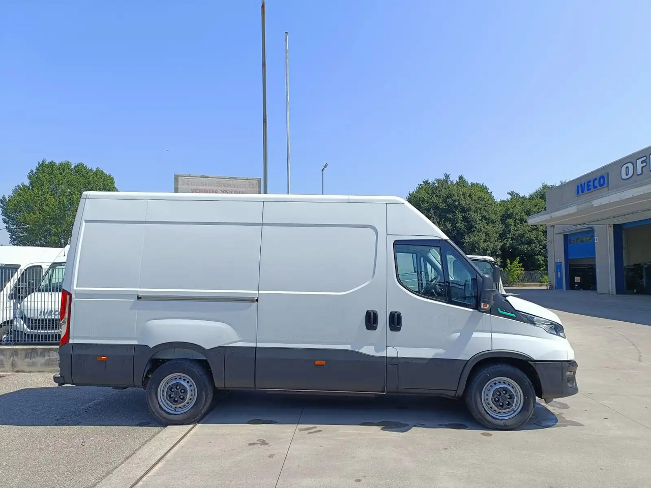 IVECO DAILY 35S14 L2H2 CNG METANO KM 0 - Dubă: Foto 4 IVECO DAILY 35S14 L2H2 CNG METANO KM 0 - Dubă: Foto 4