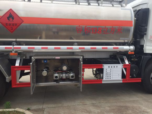 DONGFENG Tank truck - Camion cisternă: Foto 4 DONGFENG Tank truck - Camion cisternă: Foto 4