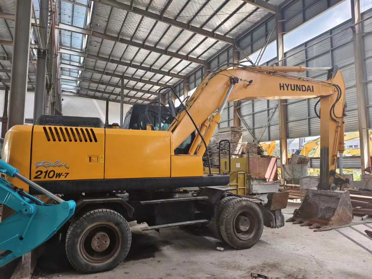 HYUNDAI 210W-7 - Excavator pe roţi: Foto 2 HYUNDAI 210W-7 - Excavator pe roţi: Foto 2