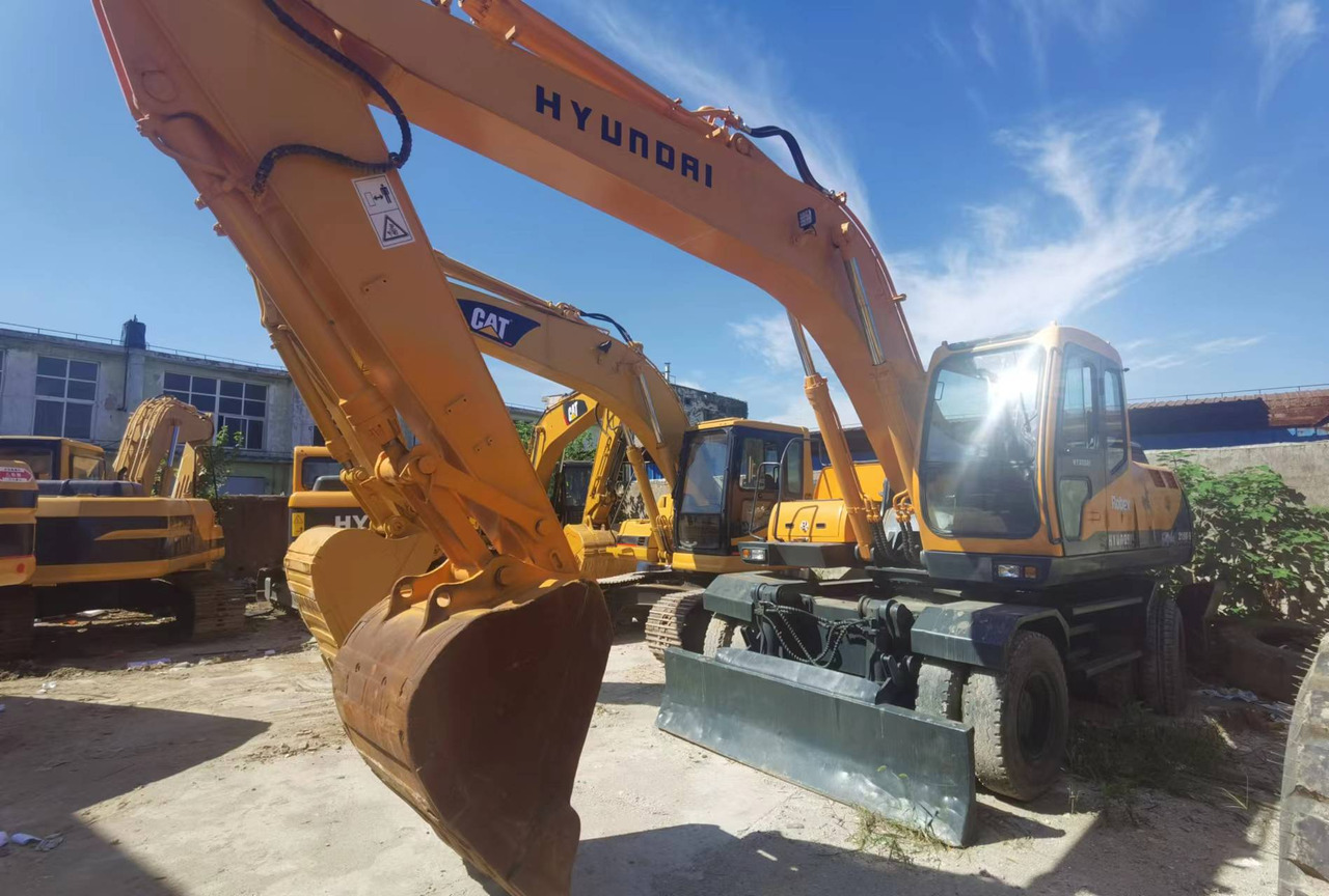 HYUNDAI ROBEX 210W-9 - Excavator pe roţi: Foto 1 HYUNDAI ROBEX 210W-9 - Excavator pe roţi: Foto 1