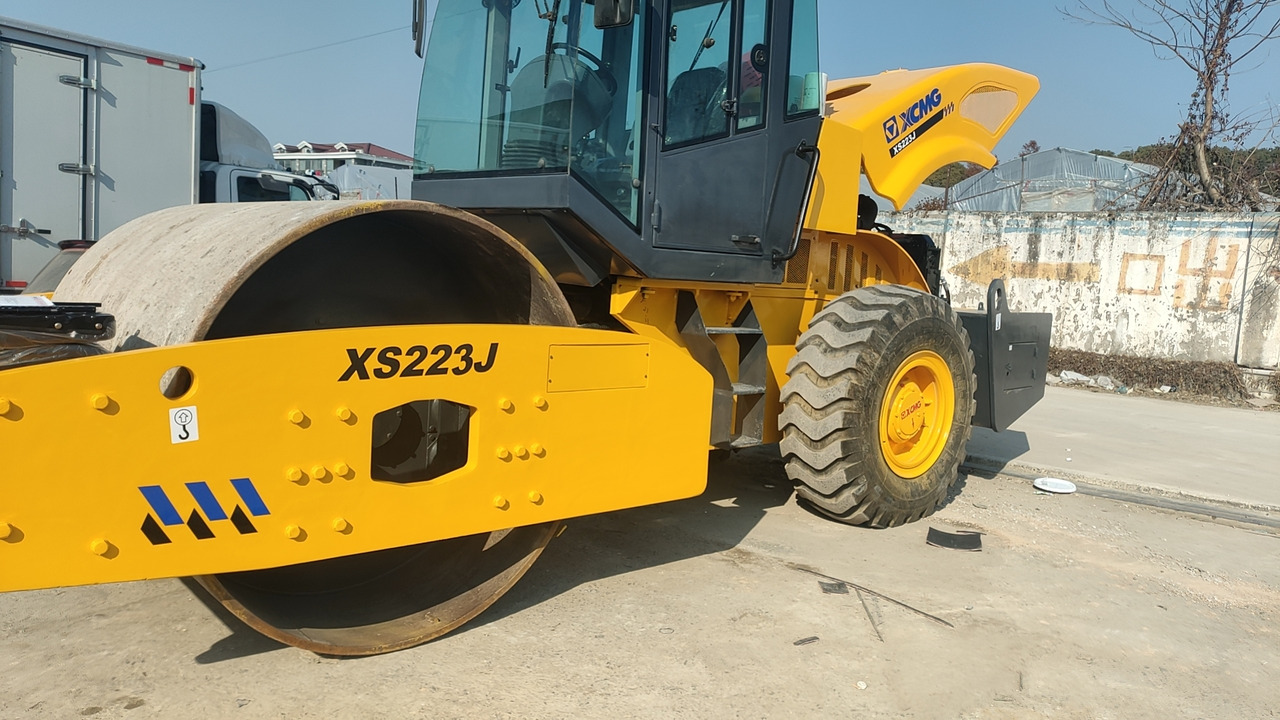 XCMG XS223J - Cilindru compactor pentru asfalt: Foto 3 XCMG XS223J - Cilindru compactor pentru asfalt: Foto 3